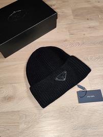 Prada Beanie Nero con Logo Triangolare