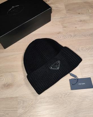 Prada Beanie Nero con Logo Triangolare