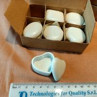 Porta pillole in porcellana bianca.