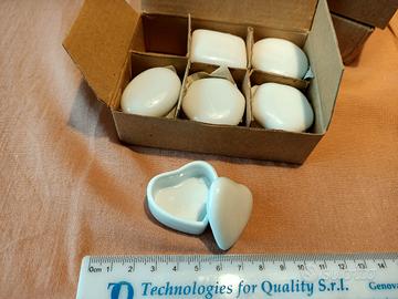 Porta pillole in porcellana bianca.