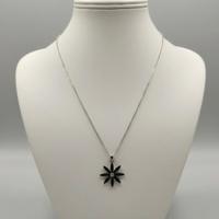 Collana con ciondolo a fiore 