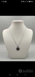 Collana con ciondolo a fiore 