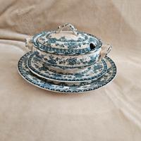 Salsiera ovale in ceramica con coperchio.