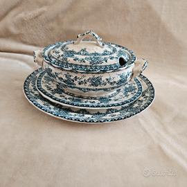 Salsiera ovale in ceramica con coperchio.