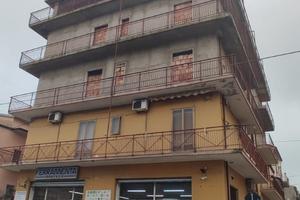 Edificio libero su tre lati di quattro livelli