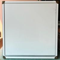 Mobiletto quadrato di legno