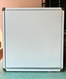 Mobiletto quadrato di legno