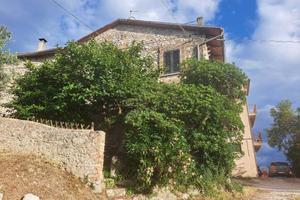 Casa indipendente di 102 m² con 5 locali e box aut
