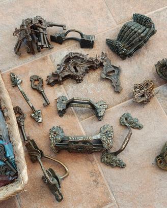 Maniglie, chiavi e ferramenta vintage per mobili