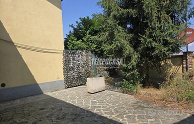 INDIPENDENTE CON GIARDINO E DUE BOX AUTO DOPPI