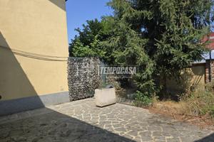 INDIPENDENTE CON GIARDINO E DUE BOX AUTO DOPPI