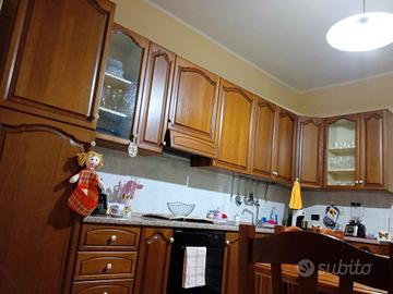 Cucina In Legno, Con Tavolo E Sedie