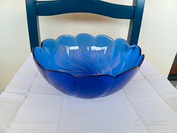 Insalatiera di vetro di colore blu.