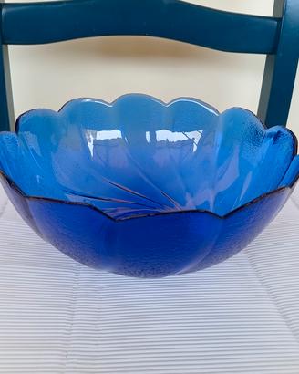 Insalatiera di vetro di colore blu.