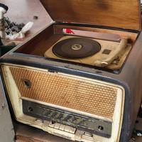 Radio d'epoca con giradischi 