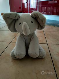 Elefante canta e muove le orecchie 