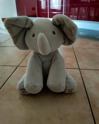 Elefante canta e muove le orecchie 