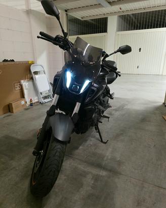 Yamaha MT-07 (2023) con cupolino Barracuda