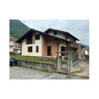 Villetta a schiera libera a tre lati