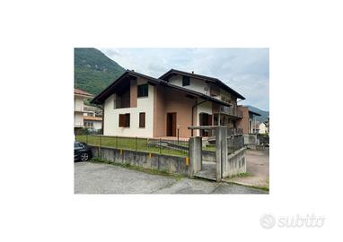 Villetta a schiera libera a tre lati