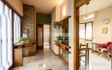 VILLA INDIPENDENTE SU DUE LIVELLI CON 2 GARAGE E C