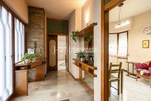 VILLA INDIPENDENTE SU DUE LIVELLI CON 2 GARAGE E C
