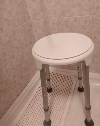 sgabello girevole per doccia