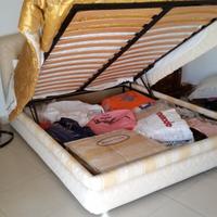 camera da letto e divano