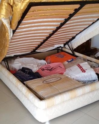 camera da letto e divano