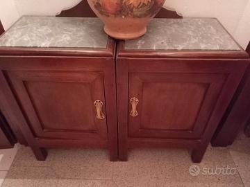 due comodini in legno e marmo