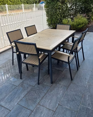Tavolo e sedie da giardino