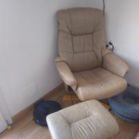 poltrona girevole con pouf per gambe