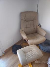 poltrona girevole con pouf per gambe