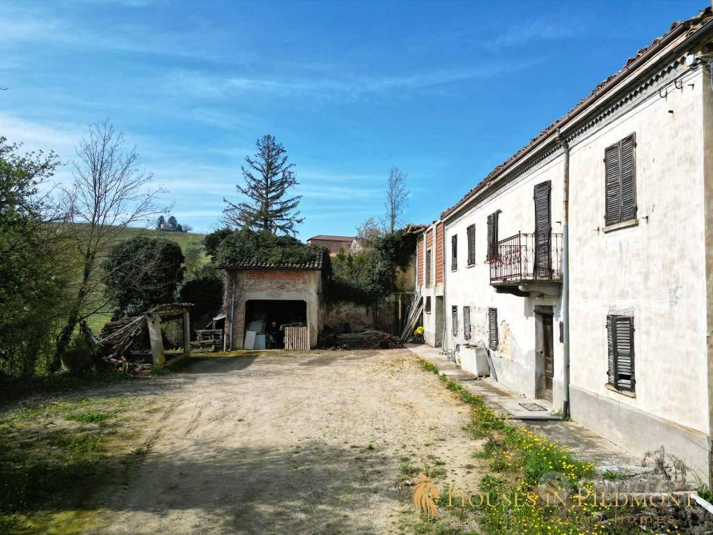 Rustico / Casale di 400 m² con più di 5 locali a C - Altro