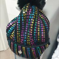 Cappellino con pon pon