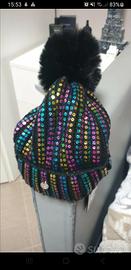 Cappellino con pon pon