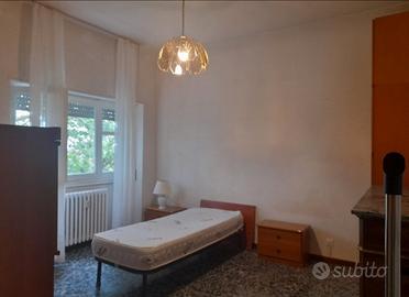 Stanza singola arredata