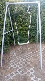 altalena in acciaio per giardino