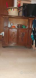 Mobiletto in legno con intagli