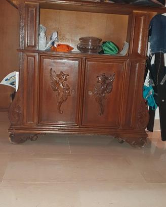 Mobiletto in legno con intagli