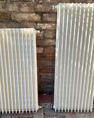 Coppia termosifoni idraulici più lavabo