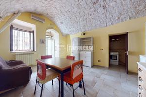 Bilocale ristrutturato in pieno centro - libero su