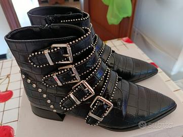 Stivaletto nero borchiato n° 36