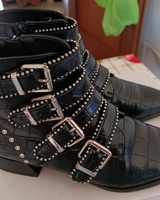 Stivaletto nero borchiato n° 36