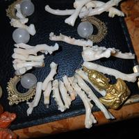 collana corallo bianco con ciondoli  in  argento 