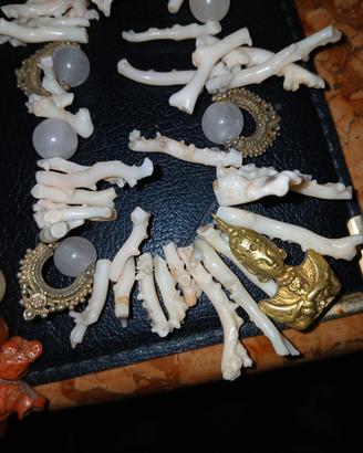 collana corallo bianco con ciondoli  in  argento 