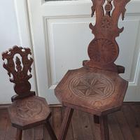 DUE SEDIE TREPPIEDI IN LEGNO MASSELLO INTAGLIATE