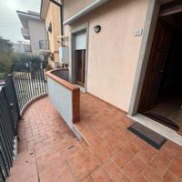No condominio con corte e garage