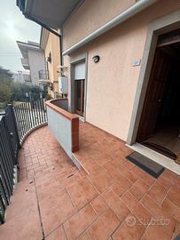 No condominio con corte e garage