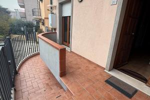 No condominio con corte e garage